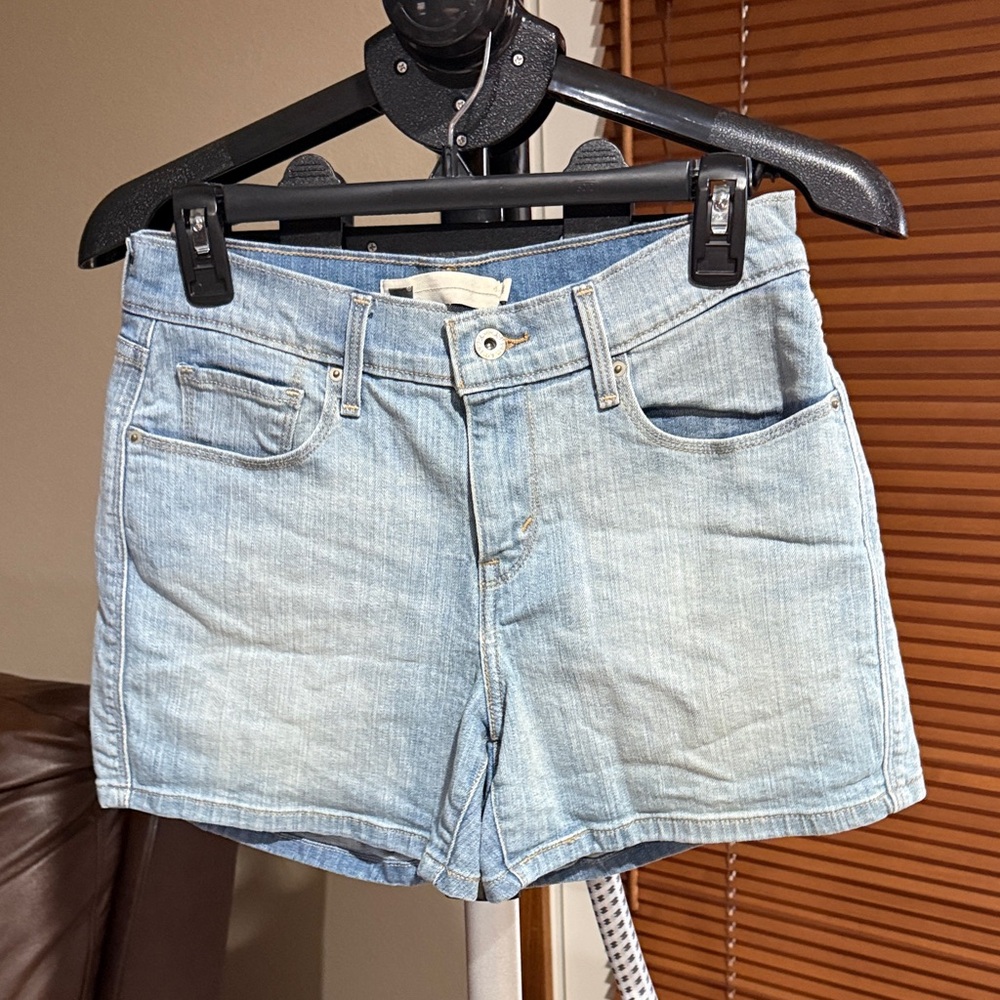 Levi's Classic Style Light Blue Denim Women’s Shorts Size 4